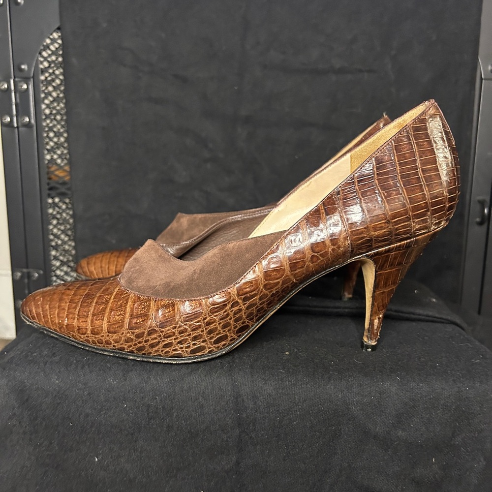 Manolo Blahnik Crocodile-Embossed & Suede Pumps – Brown – Size 38